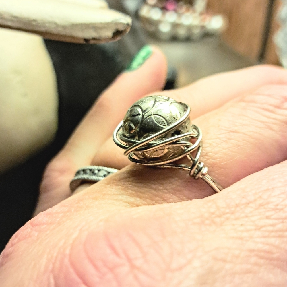 🌇HOLD for CG.🌇Vintage Wire Wrapped Bead Ring, Size 8 - Picture 6 of 7